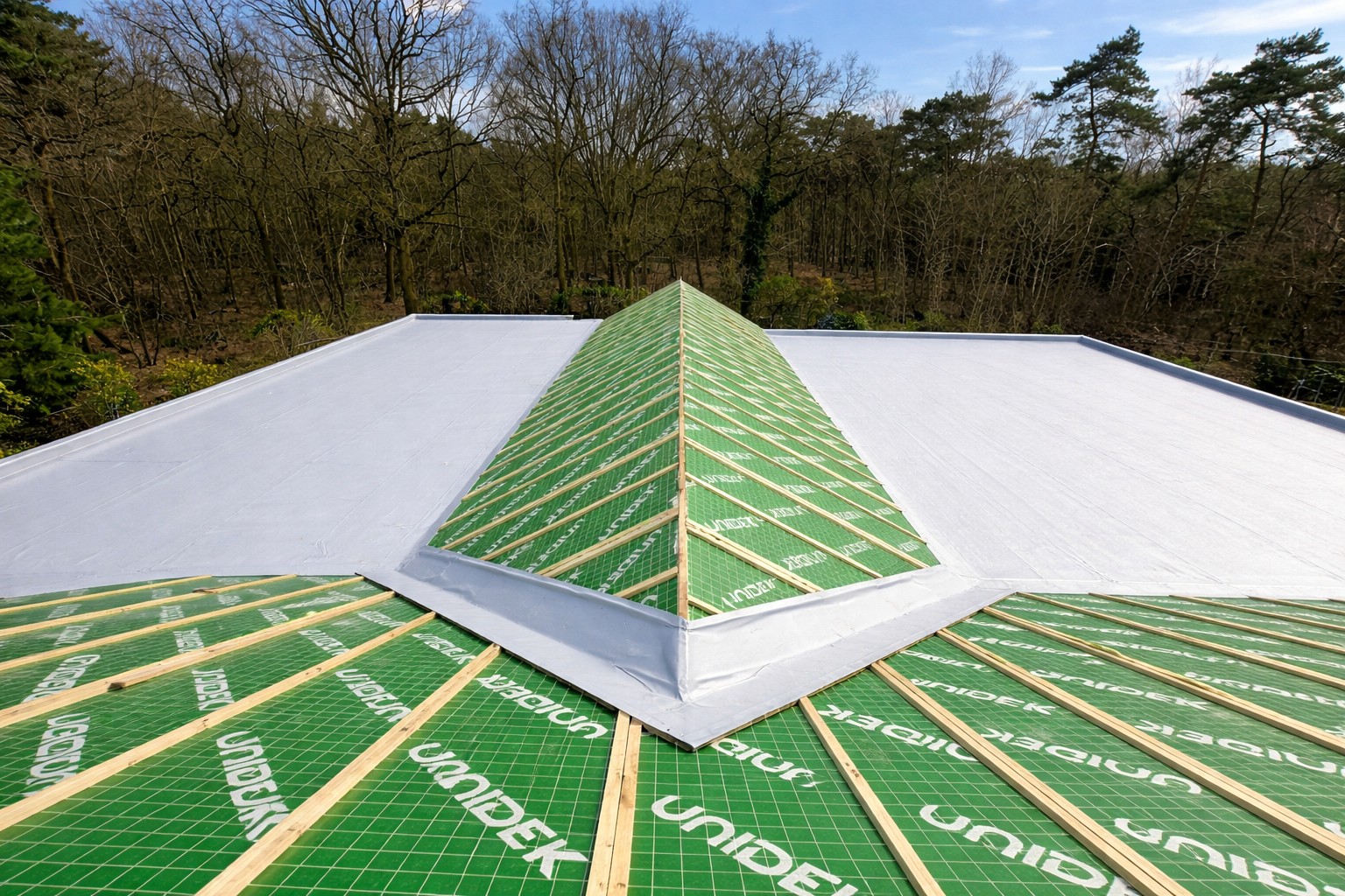 Nieuwbouw aanbouw met kunststof dakbedekking en kilgoten aangelegd door Oonincx Dakwerken